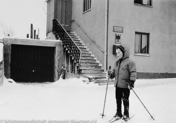 Vor Poststelle Mauggen in den 60er-Jahren 