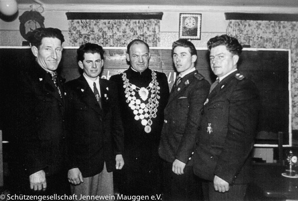 Königsschießen 1955, von links: Simon Adelsberger, Josef Auer, Schützenkönig Pfarrer Anton Trischberger, Franz Rauch, Schützenmeister Lorenz Kübelsbeck 