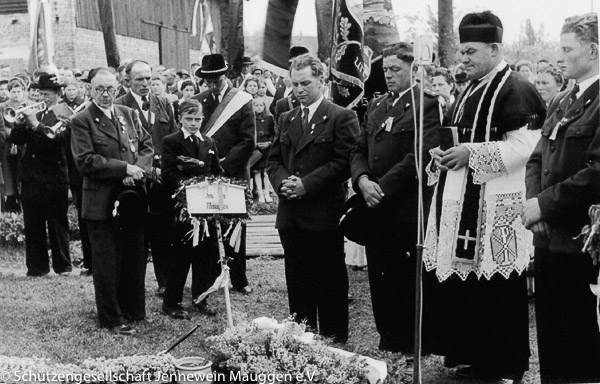 Pfarrer Trischberger mit Abordnung am Heldengrab bei der Fahnenweihe 1955