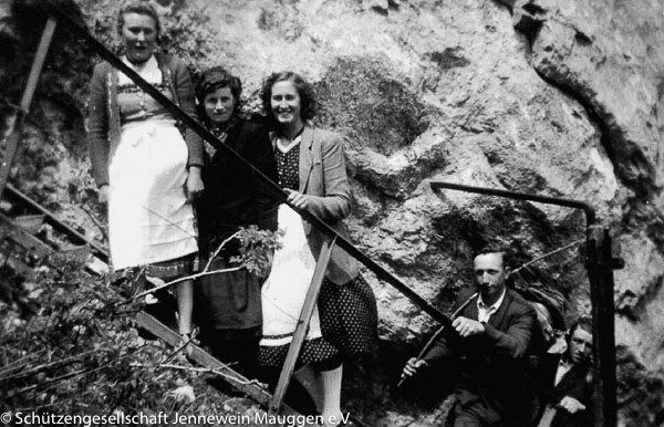 Jenneweinschützen auf dem Weg zum Gipfel, v.l.: Maria Bartl, Sofie Mair, Ludmilla Eberl und als Gepäckträger Egid Altmann 