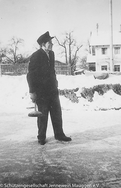 Rau Theo hat die Daube im Visier, Radlgrube 1950