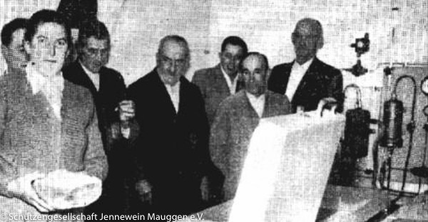 Rosina Mesner, Josef Oberpriller, Georg Altmann, Korbinian Oberpriller, Matthäus Scherzl und Anton Rauch (von links) bei der Einweihung 1958 