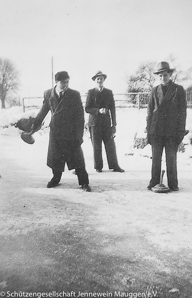 Lorenz Kübelsbeck, Anton Altmann und Alois Mair beim Eisstockschießen 1950 